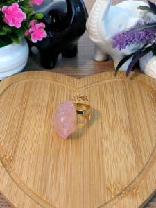 Anel de Quartzo Rosa Bruto – Amor Próprio, Cura Emocional e Harmonia